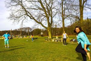 bremerhaven bremen alemanha 2011 adolescentes jogam vôlei no parque na grama na alemanha. foto