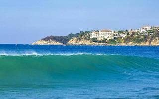 extremamente grandes ondas de surfista na praia puerto escondido méxico. foto