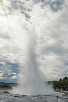 erupção do geyser strokkur photo foto