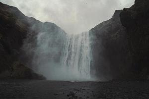 grande cachoeira na paisagem do penhasco photo foto
