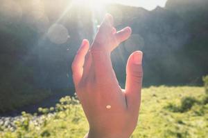 feche a mão feminina na foto do conceito de luz solar ao ar livre