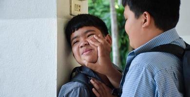 o foco suave dos meninos do sudeste asiático está brigando e brigando, brigas entre amigos, mal-entendidos e perdão mútuo entre o conceito de amigos. foto