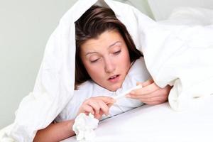 mulher doente na cama foto