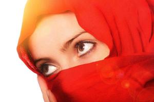 mulher muçulmana com hijab vermelho foto