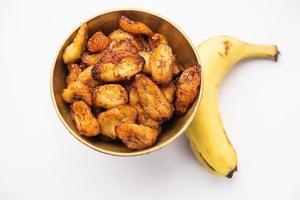 fatias de banana-da-terra maduras fritas ou batatas fritas pake kele em uma tigela foto