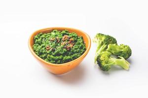 chutney de brócolis fresco ou pasta, purê na tigela com pedaços crus foto