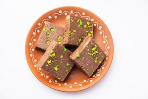 bolo de chocolate barfi ou choco burfi, um toque de sobremesa indiana ou doce para festivais foto