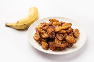 fatias de banana-da-terra maduras fritas ou batatas fritas pake kele em uma tigela foto