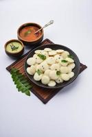 mini idli é a versão menor do idli de arroz normal cozido no vapor, macio e esponjoso, também conhecido como botão e coquetel à toa foto