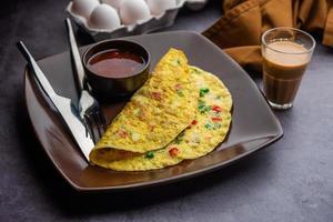 omelete de masala com especiarias indianas recheada com vegetais frescos, refeição saudável foto