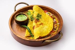 cheela, chilla ou chila é um prato de café da manhã rajasthani geralmente feito com farinha de grama ou besan foto