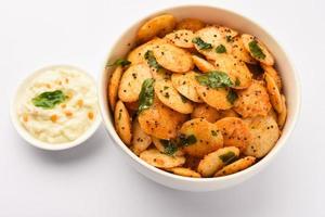 mini idli fry com chutney de coco foto