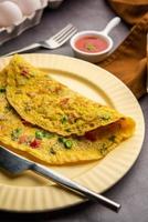 omelete de masala com especiarias indianas recheada com vegetais frescos, refeição saudável foto