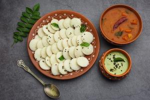 mini idli é a versão menor do idli de arroz normal cozido no vapor, macio e esponjoso, também conhecido como botão e coquetel à toa foto