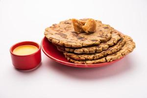 roti doce feito de farinha de arroz, açúcar mascavo e ghee. gud ki roti. gur ki roti, jaggery bhakri, meethi gud ki roti. comida de inverno. copie o espaço. foto