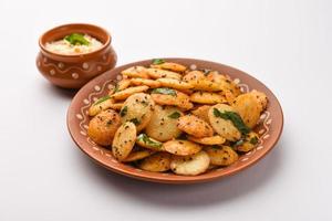 mini idli fry com chutney de coco foto