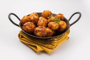 Batatas Bombay assadas caseiras. Batatinhas fritas ou aloo com sementes de jeera e coentro em tigela foto