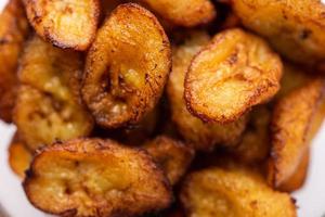 fatias de banana-da-terra maduras fritas ou batatas fritas pake kele em uma tigela foto