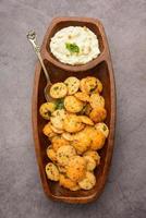 mini idli fry com chutney de coco foto