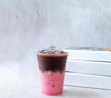 menu de bebidas frias de produtos de bebidas de chocolate e morango suavemente misturadas em um copo de plástico. foto