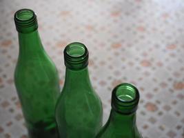 três garrafas verdes foto