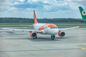 schwechat, áustria, 07 de maio de 2019, pouso de aeronave lauda motion no aeroporto internacional de viena. companhia aérea de baixo custo foto