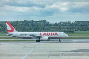 schwechat, áustria, 07 de maio de 2019, pouso de aeronave lauda motion no aeroporto internacional de viena. companhia aérea de baixo custo foto