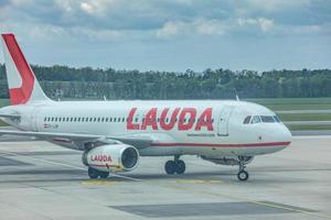 schwechat, áustria, 07 de maio de 2019, pouso de aeronave lauda motion no aeroporto internacional de viena. companhia aérea de baixo custo foto