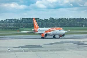 viena, áustria - 07 de maio de 2019 - easyjet europe airbus a319. easyjet europe airline gmbh, denominada easyjet, é uma companhia aérea de baixo custo com sede em viena, áustria e uma subsidiária da easyjet foto