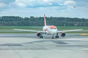 viena, áustria - 07 de maio de 2019 - easyjet europe airbus a319. easyjet europe airline gmbh, denominada easyjet, é uma companhia aérea de baixo custo com sede em viena, áustria e uma subsidiária da easyjet foto