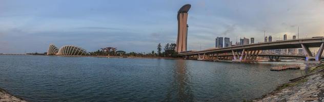 imagem panorâmica dos jardins da baía em singapura de singapura flyer no crepúsculo da noite foto