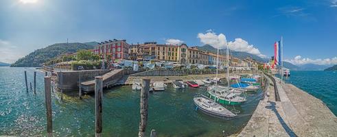 foto do porto de connobio no lago maggiore