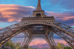 visão vertical da torre eiffel em paris da perspectiva do solo foto