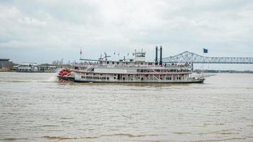 típico streamer de roda de remo do missisippi em nova orleans durante o dia foto