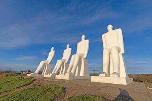 imagem das esculturas do homem à beira-mar na cidade dinamarquesa de esbjerg ao pôr do sol foto