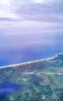 voando de avião sobre a costa de oaxaca, méxico. foto