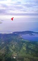 voando de avião sobre a costa de oaxaca, méxico. foto