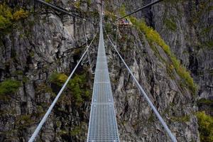 bela vista sobre nordfjord do topo da via ferrata loen noruega com ponte pênsil no outono,natureza escandinava,atividade ao ar livre,estilo de vida norueguês,impressão para calendário,cartaz,papel de parede,capa foto