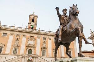 estátua de marcus aurelius na piazza del campidoglio em roma foto