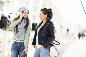 duas mulheres jovens ao ar livre foto