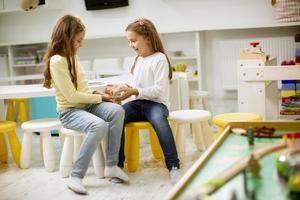 duas melhores amigas juntas na sala de jogos do berçário foto