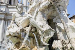 fontana dei quattro fiumi na piazza navona em roma, itália foto