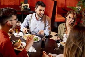 jovens jantando no restaurante foto