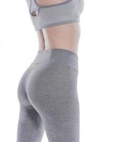 fitness feminino ou instrutor aeróbico com corpo perfeito. isolado no fundo branco foto