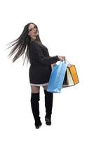 retrato de corpo inteiro de mulher feliz com sacola de compras em fundo de estúdio isolado. foto
