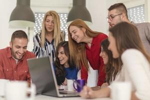 mulher de negócios explicando assuntos de negócios para sua equipe em uma sala de reuniões foto