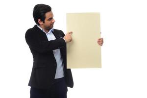 empresário árabe segurando quadro branco. conceito de anúncio. isolado foto