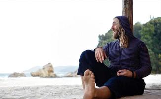 homem relaxando na praia foto