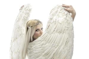 retrato de uma linda mulher loira com asas de anjo. anjo com cabelo longo encaracolado foto