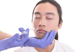 homem tendo tratamento de botox na clínica de beleza foto